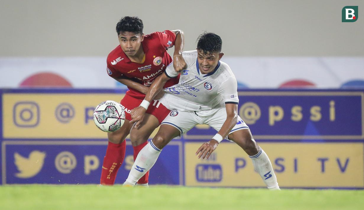 Muhammad Ferarri (kiri) melakoni debutnya di BRI Liga 1 2021/2022 saat berumur 18 tahun. Bek tengah potensial milik Persija Jakarta tersebut telah mengemas tujuh penampilan sejauh ini. Ferrari dinilai layak untuk membela Timnas Indonesia U-23 di ajang SEA Games 2021. (Bola.com/Bagaskara Lazuardi)