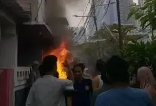 Kebakaran menghanguskan satu unit rumah di Kelurahan Bendungan Hilir alias Benhil, Jakarta Pusat, Sabtu (21/3/2026). (Foto: Antara)