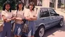 Tiga gadis SMA di kawasan real estate berfoto dengan Toyota Corolla GL berpelek Enkei di tahun 1988. Pasti hendak melancong ke Melawai. (Source: Instagram/@perfectlifeid)