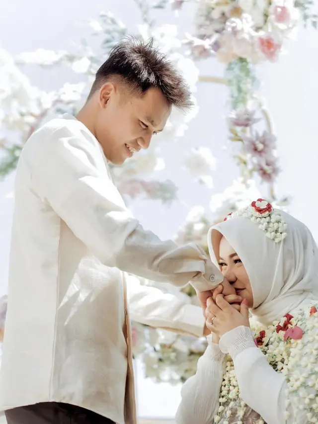 Potret Witan Sulaiman dan sang istri yang mengadakan acara tasyakuran tujuh bulanan, sumber Instagram: @rismahanisulaiman_