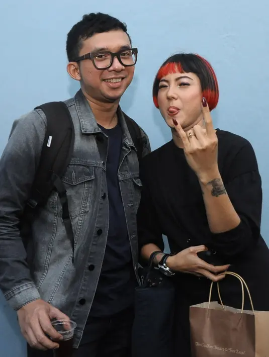 "Kalau pacaran sih kurang lebih empat bulan ya. Tapi dari awal kita sudah komitmen serius. Maksudnya dari pertama kita jadian pun oke kita jalanin dulu, kalau enggak cocok ya sudah," kata Oki Selasa (19/12) dilansir dari Liputan6.(Nurwahyunan/Bintang.com)