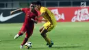 Bek Timnas Indonesia U-19. Firza Andika (kiri) berebut bola dengan pemain China U-19, Ao Chen pada PSSI 88th U-19 International Tournament di Stadion Pakansari, Selasa (25/9). Indonesia kalah 0-3. (Liputan6.com/Helmi Fithriansyah)