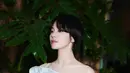 Tanpa perhiasan mewah, Song Hye Kyo pamer leher jenjangnya dengan tangan dimasukkan ke kantung [@kyo1122]