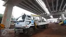 Sebuah truk melintas di area proyek jalan tol Depok-Antasari di kawasan Pondok Labu, Jaksel, Rabu (2/12/2015). Progress fisik Seksi I ruas Antasari-Sawangan sepanjang 12 km tersebut ditargetkan rampung pertengahan 2016. (Liputan6.com/Immanuel Antonius)