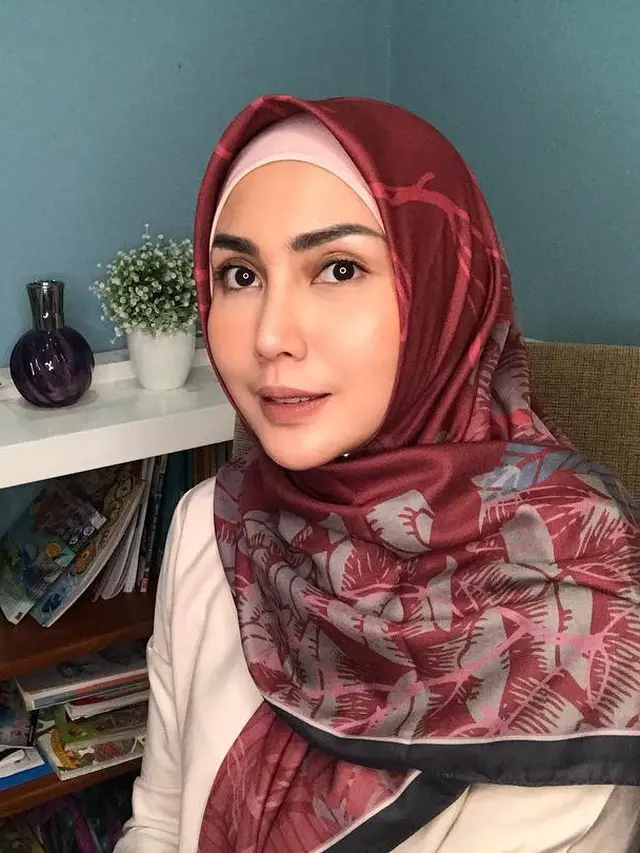 [Bintang] Pengguna Hijab, Pilih Makeup Earthy Tone Fenita Arie yang Indah Memesona