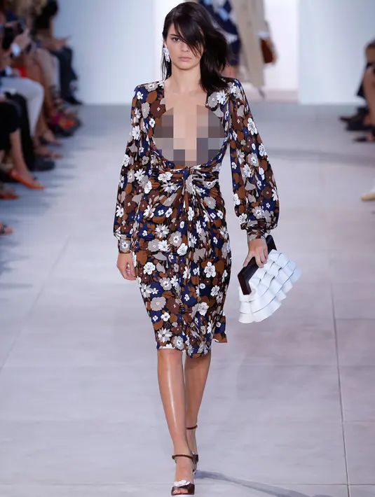 Model cantik Kendall Jenner berlenggak-lenggok mengunakan rancangan Michael Kors koleksi Spring/Summer 2017 dalam ajang New York Fashion Week  di Manhattan, AS (14/9). (AFP Photo/Angela Weiss)
