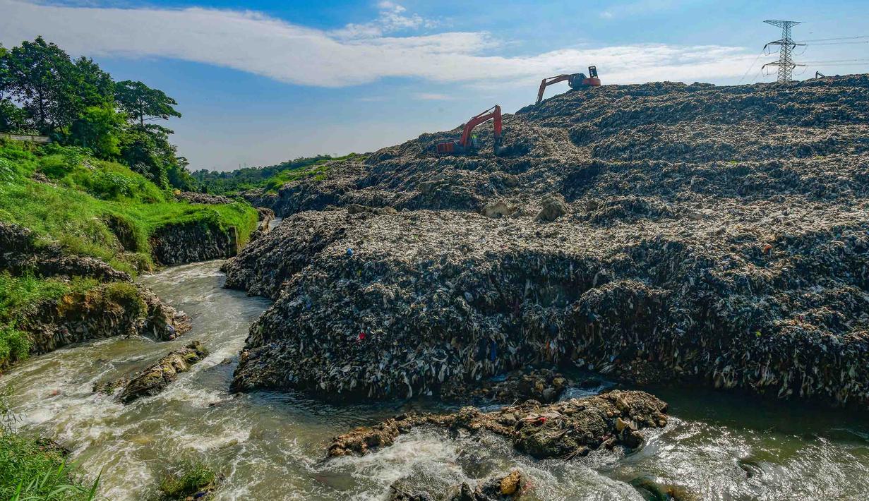 Potret aliran Kali Pesanggrahan di sisi letak Tempat Pembuangan Akhir (TPA) Cipayung, Depok, Jawa Barat, Kamis (14/5/2026). (merdeka.com/Arie Basuki)