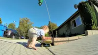 Lucunya Pengalaman Pertama Bayi dengan Skateboard