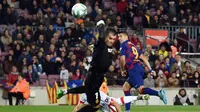 Luis Suarez saat mengecoh kiper Real Mallorca lewat tembakan kaki tumit (Josep Lago/AFP)