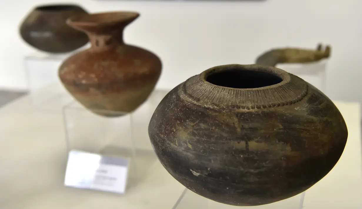 Sejumlah bejana yang ditemukan di Ekuador ditampilkan di Museum Nasional, Quito, Ekuador, Rabu (25/7). Institut Nasional Warisan Budaya (INPC) telah memulihkan 13 kepingan artefak pra-Hispanik. (Rodrigo BUENDIA/AFP)
