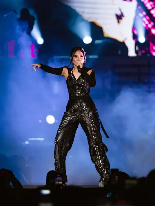 <p>Niki baru-baru ini tampil di Jakarta, Indonesia pada salah satu festival musik. Ia mengenakan busana serba hitam dengan bahan leather yang semakin menunjukkan gaya edgynya. [Instagram/nikizefanya]</p>