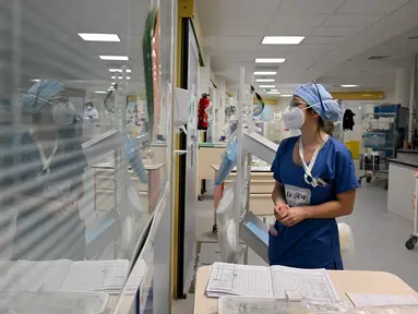 Seorang perawat mengawasi pasien yang terinfeksi Covid-19 di unit perawatan intensif rumah sakit Timone, di Marseille, Prancis, Rabu (5/1/2022). Prancis mencatat rekor kasus baru Covid-19 dalam sehari pada Rabu waktu setempat dengan 335.000 tambahan kasus baru infeksi. (Nicolas TUCAT / AFP)