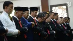 Presiden Jokowi dan PM Malaysia Mahathir Mohamad melakukan salat Jumat bersama di Masjid Jami' Baitussalam, Istana Bogor, Jawa Barat, Jumat (29/6). Kunjungannya ke Indonesia adalah yang pertama kalinya usai terpilih kembali. (Liputan6.com/Pool/Wihdan)