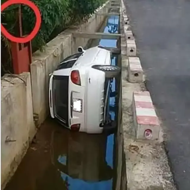 8 Momen Apes Kendaraan Terjebak di Jalan Sempit Hingga Dicor Semen Ini Kocak
