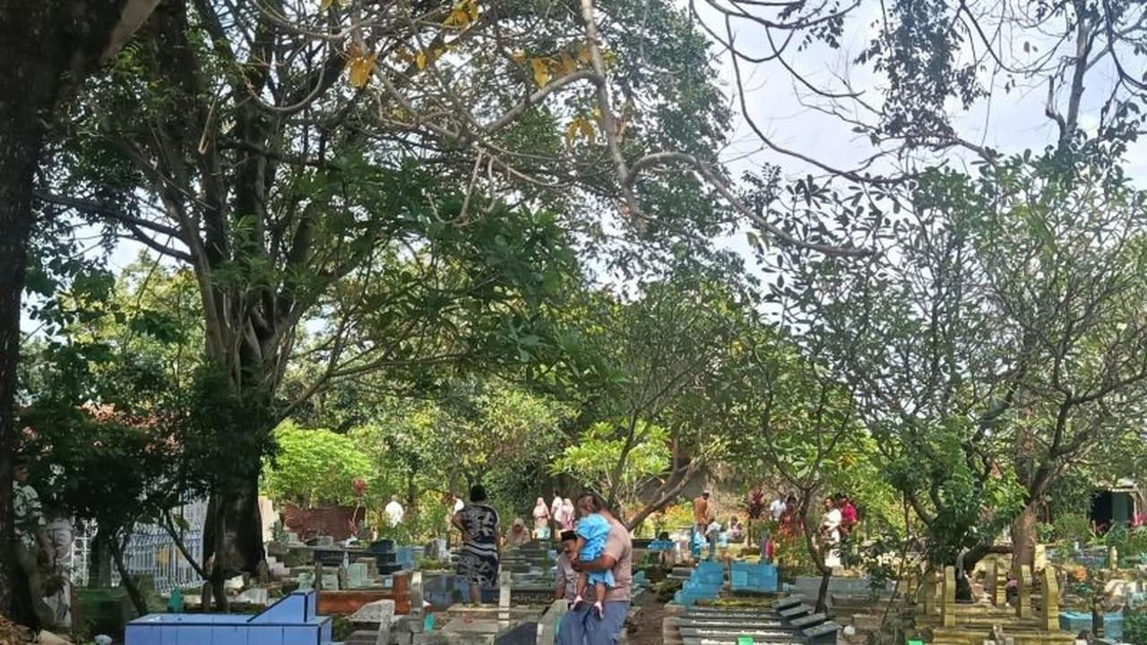 Tradisi Nyekar Lebaran 2026: Warga Cirebon Padati TPU untuk Ziarah Kubur