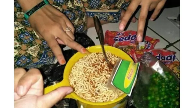 6 Wadah Makan Mi Nyeleneh Ini Kelewat Kreatif, Bikin Geleng Kepala
