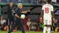 Pelatih AS Roma, Jose Mourinho memanggil para pemainnya saat bertanding melawan CSKA Sofia pada pertandingan grup C Liga Europa di Stadion Olimpiade Roma, Jumat (17/9/2021). AS Roma menang telak atas CSKA Sofia 5-1. (AP Photo/Andrew Medichini)