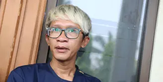 Komedian dan pemeran Aming Sugandi membacakan ikrar talak di Pengadilan Agama Jakarta Selatan pada Senin (24/7). Sebelumnya, telah dibacakan putusan cerai majelis hakim. (Nurwahyunan/Bintang.com)