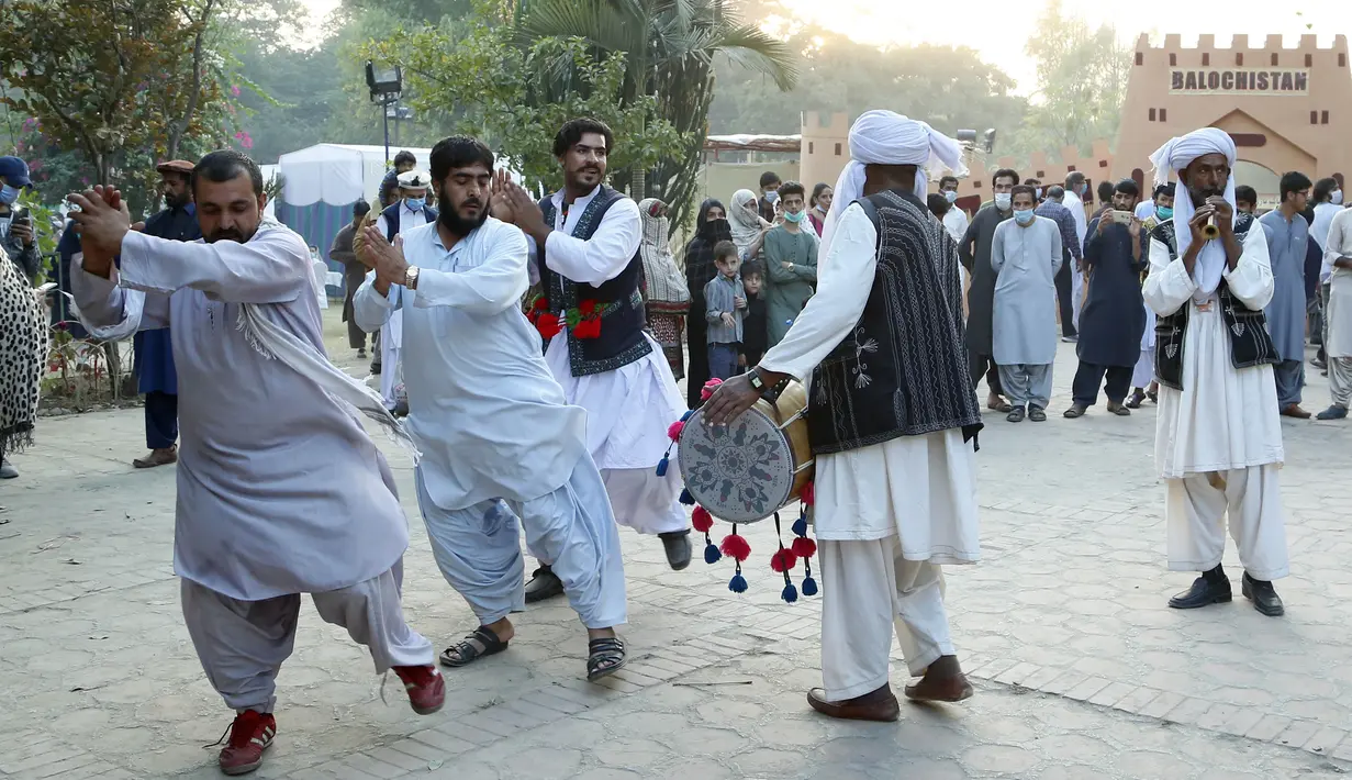 Para seniman menampilkan pertunjukan saat Festival Lok Mela di Islamabad, ibu kota Pakistan, pada 8 November 2020. Festival tersebut menyediakan panggung bagi para perajin untuk memamerkan karya seni mereka dan para seniman rakyat untuk menggelar pertunjukan mereka. (Xinhua/Ahmad Kamal)