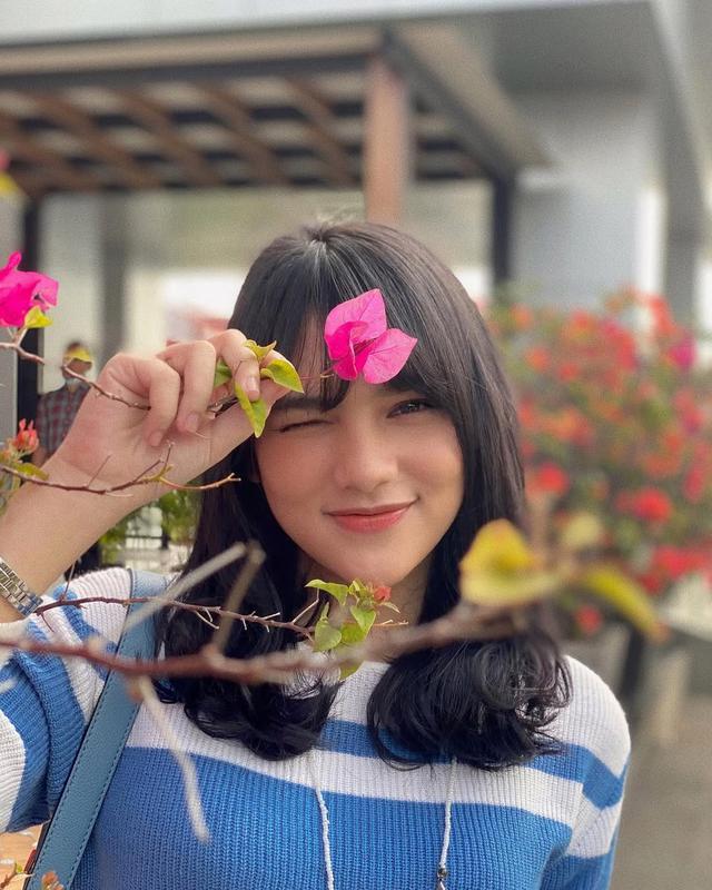 Kian memukau dengan poni, begini 6 potret model rambut panjang sebahu ala Davina Karamoy