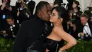 Kylie Jenner mengajak kekasihnya, Traviz Scott menghadiri Met Gala 2018 di Metropolitan Museum of Art New York, Senin (7/5). Untuk pertama kalinya, Kylie Jenner berjalan di karpet merah bersama sang kekasih setelah melahirkan Stromi. (AFP/Angela WEISS)