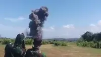 Ledakan dari pemusnahan amunisi tidak layak pakai di wilayah Kecamatan Cibalong, Kabupaten Garut, Jawa Barat, menyebabkan belasan orang meninggal dunia. (Liputan6.com/ Dok TNI AD)