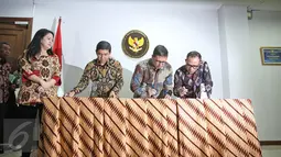 Para Menteri saat menandatangani surat keputusan bersama penetapan Libur Nasional dan Cuti Bersama tahun 2017 di Jakarta, (14/4). Jumlah Hari Libur Nasional dan Cuti Bersama tahun 2017 yaitu sebanyak 19 hari. (Liputan6.com/Faizal Fanani)