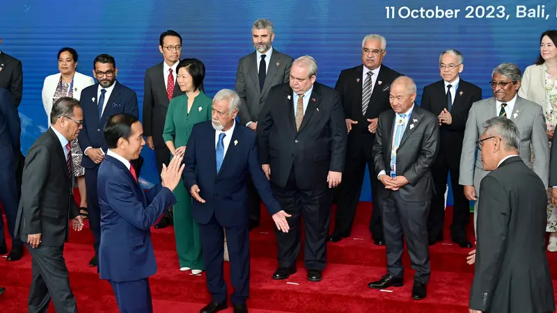 Presiden Joko Widodo menyambut langsung kedatangan para pemimpin negara-negara pulau dan kepulauan di Bali Nusa Dua Convention Center (BNDCC), Kabupaten Badung, Provinsi Bali, pada Rabu, 11 Oktober 2023. (Dok BMI Setpres)