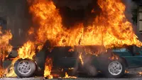 Ilustrasi Mobil Terbakar (iStockphoto)