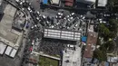 Kendaraan menunggu dalam antrean di salah satu dari beberapa SPBU terbuka selama kekurangan bahan bakar nasional di Port-au-Prince, Haiti, Minggu (31/10/2021). SPBU mengalami kekeringan akibat geng-geng memblokir pintu masuk ke pelabuhan yang menyimpan bahan bakar. (AP Photo/Matias Delacroix)