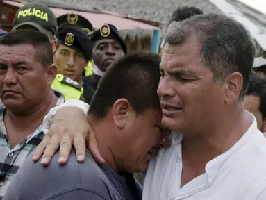 Presiden Ekuador Rafael Correa (kanan) memeluk seorang warga saat mengunjungi lokasi gempa di kota Canoa, Ekuador, 18 April 2016. Dalam kesempatan tersebut, Rafael berbincang dengan warga yang menjadi korban gempa berkekuatan 7,8 SR (REUTERS/Henry Romero)