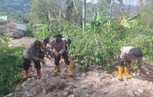 Polri dan Warga Bersinergi Bersihkan Jalan Desa Terdampak Longsor di Aceh Tengah