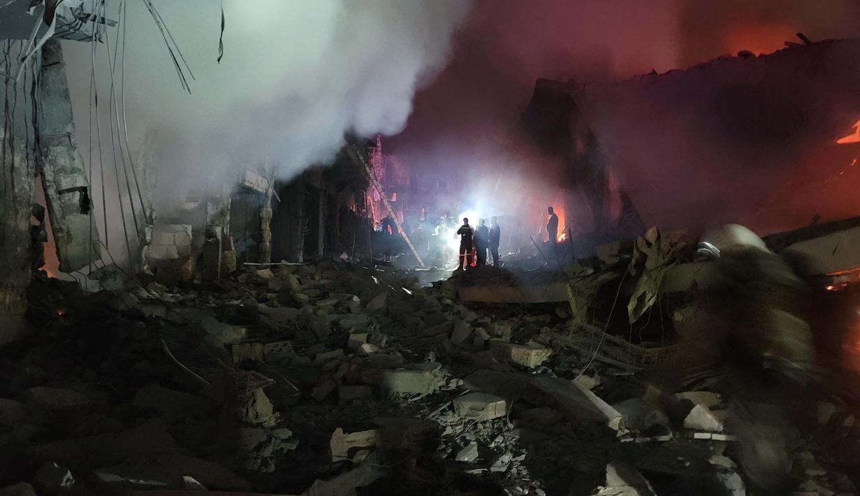 Tim penyelamat mencari korban selamat di lokasi serangan udara Israel yang menargetkan kota Nabatiyeh di Lebanon selatan pada 12 Oktober 2024. (Abbas FAKIH/AFP)