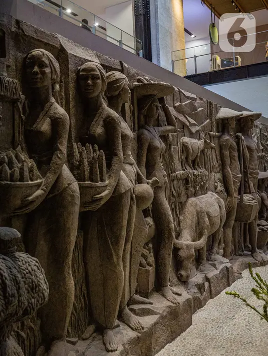 Relief peninggalan Bung Karno di pusat perbelanjaan Sarinah di Jakarta, Senin (21/3/2022). Relief bersejarah peninggalan Presiden pertama RI, IR Soekarno tersebut menjadi daya tarik pengunjung saat beroperasi kembalinya Sarinah hari ini. (Liputan6.com/Faizal Fanani)