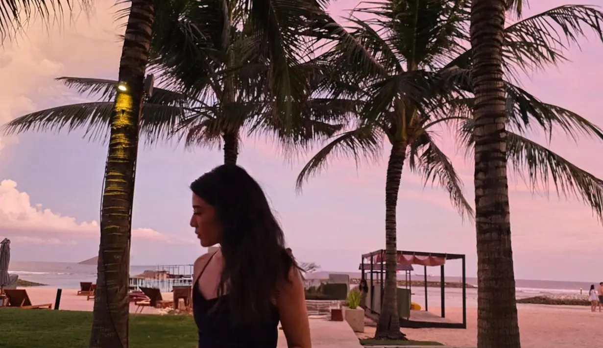 Dian Sastro tampil chic dibalut dress hitam yang simpel. Dress ini memiliki detail tali spageti dan crossing di bagian punggung. [Foto: Instagram/therealdisastr]