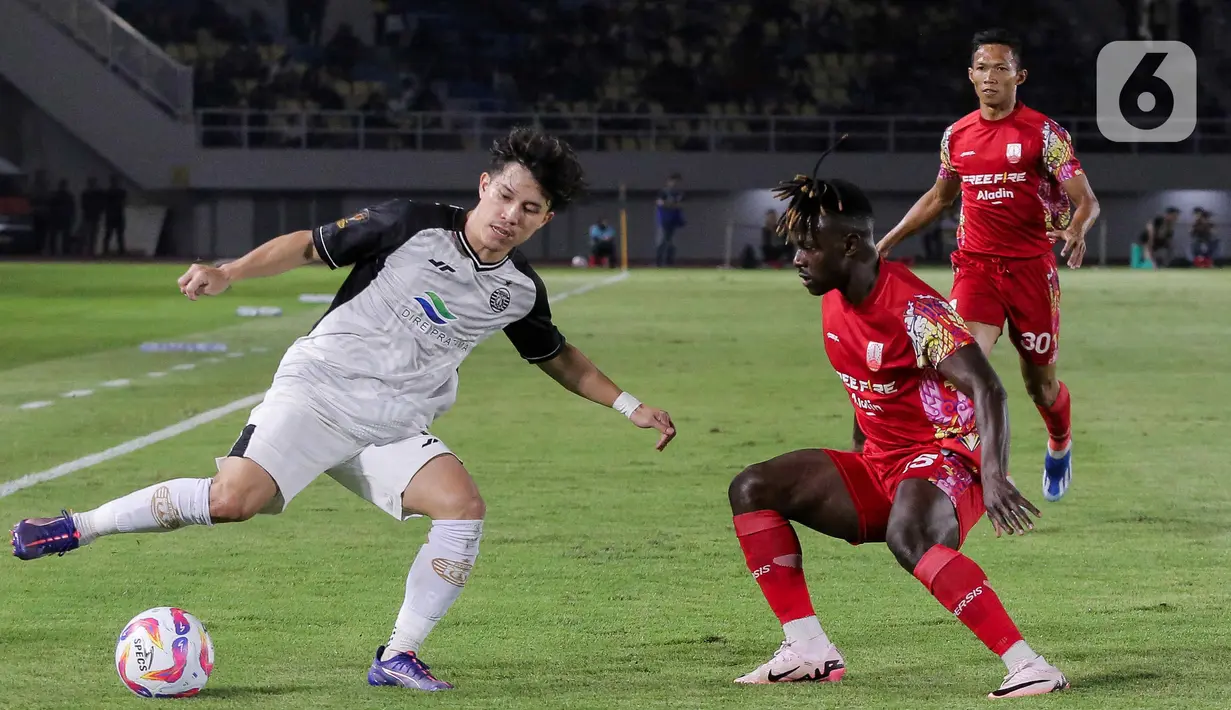 Persis Solo membuka keunggulan sejak menit ke-10 lewat tandukan Ricardo Lima. (Liputan6.com/Herman Zakharia)