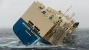 Kapal kargo bernama Modern Express terlihat oleng dan terombang-ambing di Samudera Atlantik, pesisir Prancis, 29 Januari 2016. Akibatnya, segenap kru yang terdiri dari 22 orang diangkut menggunakan helikopter. (REUTERS/Loic Bernardin/Marine Nationale)