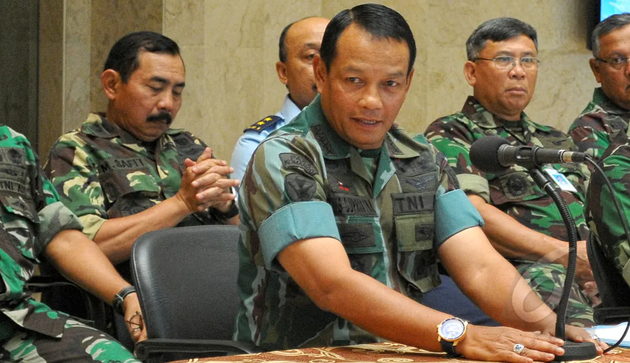 Kepala Staf Angkatan Udara (KSAU) Agus Supriatna langsung menggelar konfrensi pers mengenai pesawat F-16 yang terbakar saat lepas landas di Pangkalan Udara TNI AU Halim Perdanakusuma, Jakarta, Kamis (16/4/2015).  (Liputan6.com/Yoppy Renato)