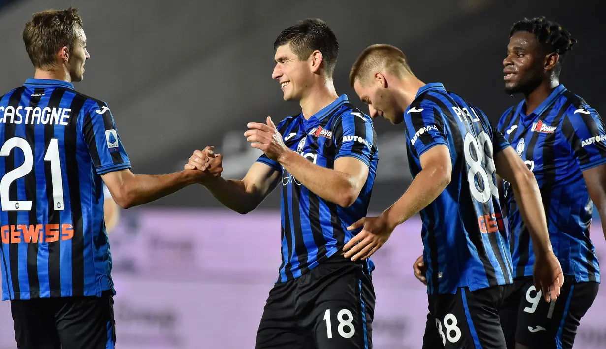 Gelandang Atalanta, Ruslan Malinovskyi berselebrasi dengan rekan-rekannya usai mencetak gol ke gawang Brescia pada pertandingan lanjutan Liga Serie A Italia di Stadion Gewiss di Bergamo, Italia (14/7/2020).  Skuat racikan Gian Piero Gasperini tertinggal enam poin dari Juventus. (Gianluca Checchi/LaP