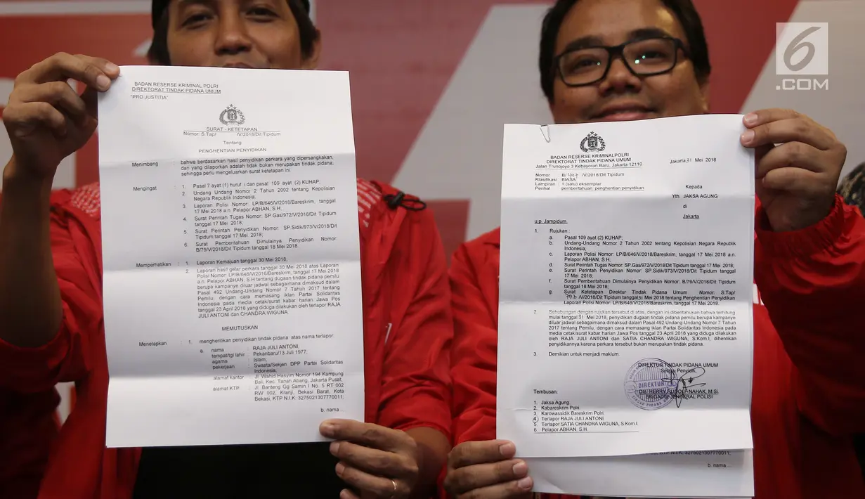 Sekjen PSI, Raja Juli Antoni (kiri) menunjukkan Surat Perintah Penghentian Penyidikan (SP3) usai menggelar konferensi pers di kantor DPP PSI, Jakarta, Jumat (1/6). (Liputan6.com/Herman Zakharia)