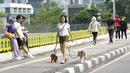 Seorang warga mengajak jalan-jalan anjing peliharaannya saat Car Free Day di Jakarta. (Bola.com/M Iqbal Ichsan)