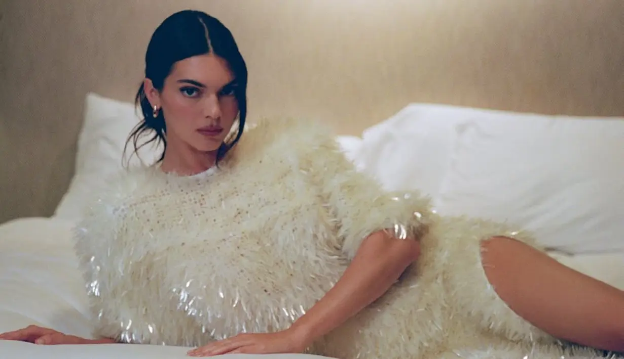 Rambutnya diikat ke belakang dengan model messt. Di bagian depan hanya poni panjang di salah satu bagian rambutnya.  [@kendalljenner:]