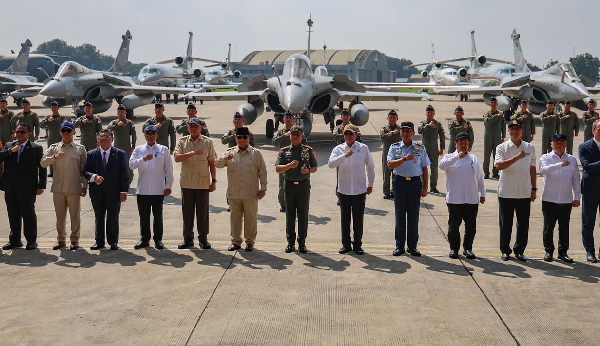 Presiden Prabowo Subianto (keenam kiri depan) berpotret berbareng memberi keterangan usai menyerahkan sejumlah Alat Utama Sistem Senjata (Alutsista) strategis ke TNI di Pangkalan Udara (Lanud) Halim Perdanakusuma, Jakarta, Senin (18/5/2026). (merdeka.com/Arie Basuki)