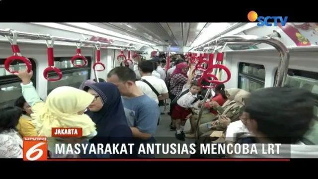 Masyarakat antusias uji coba LRT di Stasiun Velodrome, Rawamangun, Jakarta Timur.
