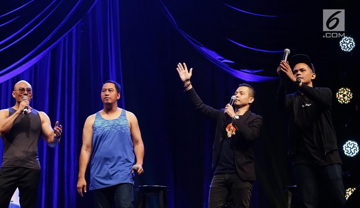 Deddy Corbuzier (kiri) bersama komika Pandji Pragiwaksono (dua kiri), Ernest Prakasa (dua kanan), dan Adjis Doaibu saat tampil dalam acara Jakarta Internasional Comedy Festival (JICOMFEST) 2019 di JIExpo, Kemayoran, Jakarta, Sabtu (3/8/2019). (Bola.com/Peksi Cahyo Priambodo)