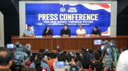 Ketua Umum PSSI, Erick Thohir (tengah) bersama Manajer Timnas Indonesia Putri Galih Dimuntur Kartasasmita (kiri), Exco PSSI Vivin Cahyani (kedua kiri), Ketua Badan Tim Nasional (BTN) Sumardji (kedua kanan), dan Sekjen PSSI Yunus Nusi (kanan) memberikan keterangan saat konferensi pers mengenai perkembangan Timnas Indonesia Putri yang berlangsung di Stadion Utama Gelora Bung Karno (SUGBK), Senayan, Jakarta, Sabtu (21/09/2024). (Bola.com/Bagaskara Lazuardi)