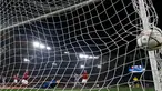 Kiper AS Roma, Wojciech Szczesny gagal menghalau bola tendangan Cristiano Ronaldo pada leg pertama 16 besar Liga Champions di Stadion Olimpico, Italia (18/2). Real Madrid menang atas AS Roma dengan skor 2-0. (REUTERS/Alessandro Bianchi)