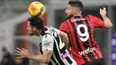 Penyerang AC Milan, Olivier Giroud berebut bola dengan pemain Udinese, Pablo Mari pada pertandingan lanjutan Liga Serie A Italia di stadion San Siro di Milan, Italia, Sabtu (26/2/2022). AC Milan bermain dengan Udinese 1-1. (AP Photo/Luca Bruno)