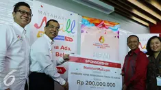  Bantuan sebesar Rp.200 juta sebagai wujud komitmen Mataharimall.com dalam mendukung pengusaha muda Indonesia dalam bersaing di era revolusi industri dan memasuki Masyarakat Ekonomi Asean (MEA), Jakarta, Kamis (19/5/2016). (Liputan6.com/Angga Yuniar)