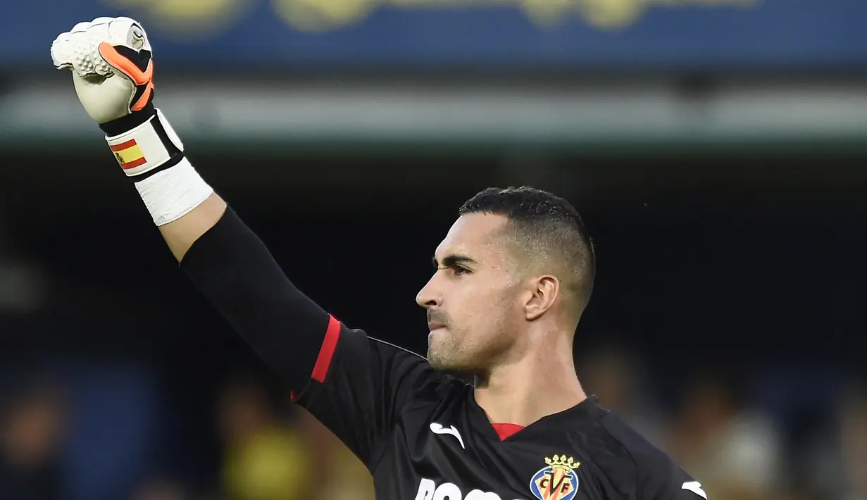Sergio Asenjo. Kiper Spanyol berusia 32 tahun ini adalah kiper utama Villarreal yang lebih difokuskan berlaga di LaLiga. Untuk kompetisi antar klub Eropa, Villarreal merotasinya dengan kiper kedua, Geronimo Rulli, termasuk saat merebut trofi Liga Europa musim lalu. (Foto: AFP/Jose Jordan)
